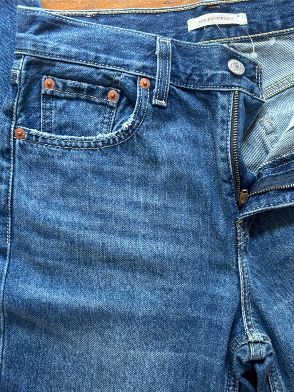 Levi's Low Pro Straight Jeans Medium Wash W26 100% Cotton Distressed - Picture 8 of 12
